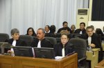 adwokaci siedzący na sali sądowej